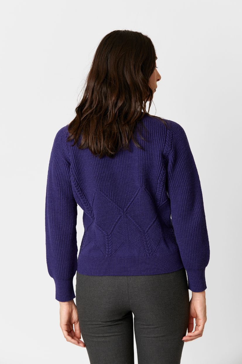 Pull femme laine mérinos bleu marine à col rond jeu de points à losanges et côtes perlées avec torsades