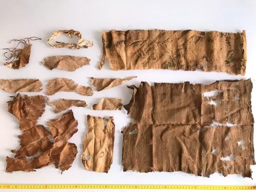 Lambeaux de lin retrouvés dans une tombe égyptienne