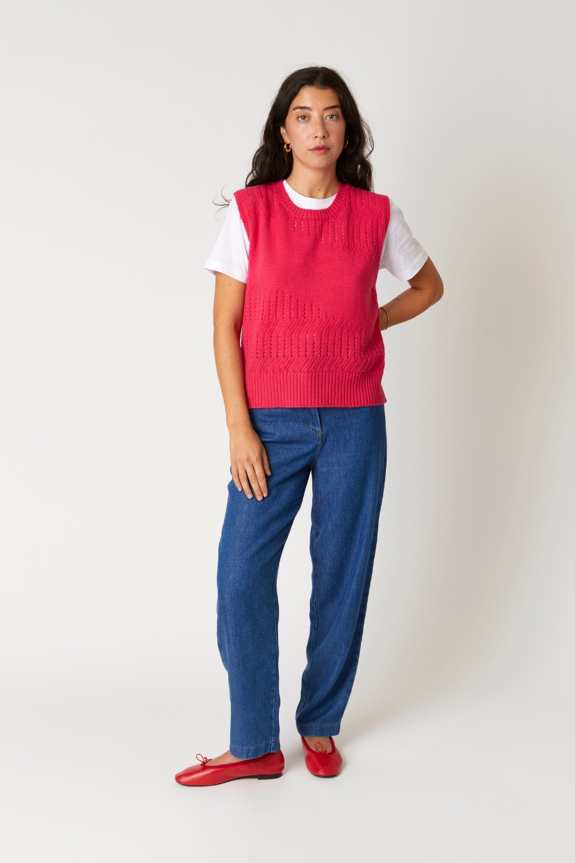 Pull rose en laine 100% mérinos d'Arles française. Pull sans manche. Mailles ajourée. Framboise