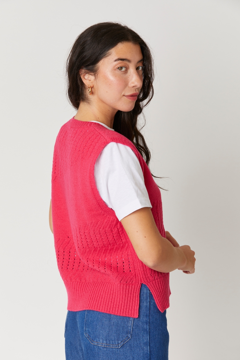 Pull rose en laine 100% mérinos d'Arles française. Pull sans manche. Mailles ajourée. Framboise