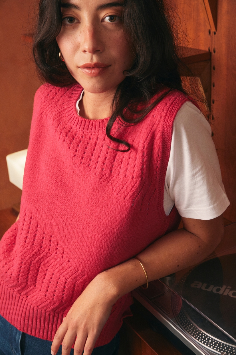 Pull rose en laine 100% mérinos d'Arles française. Pull sans manche. Mailles ajourée. Framboise