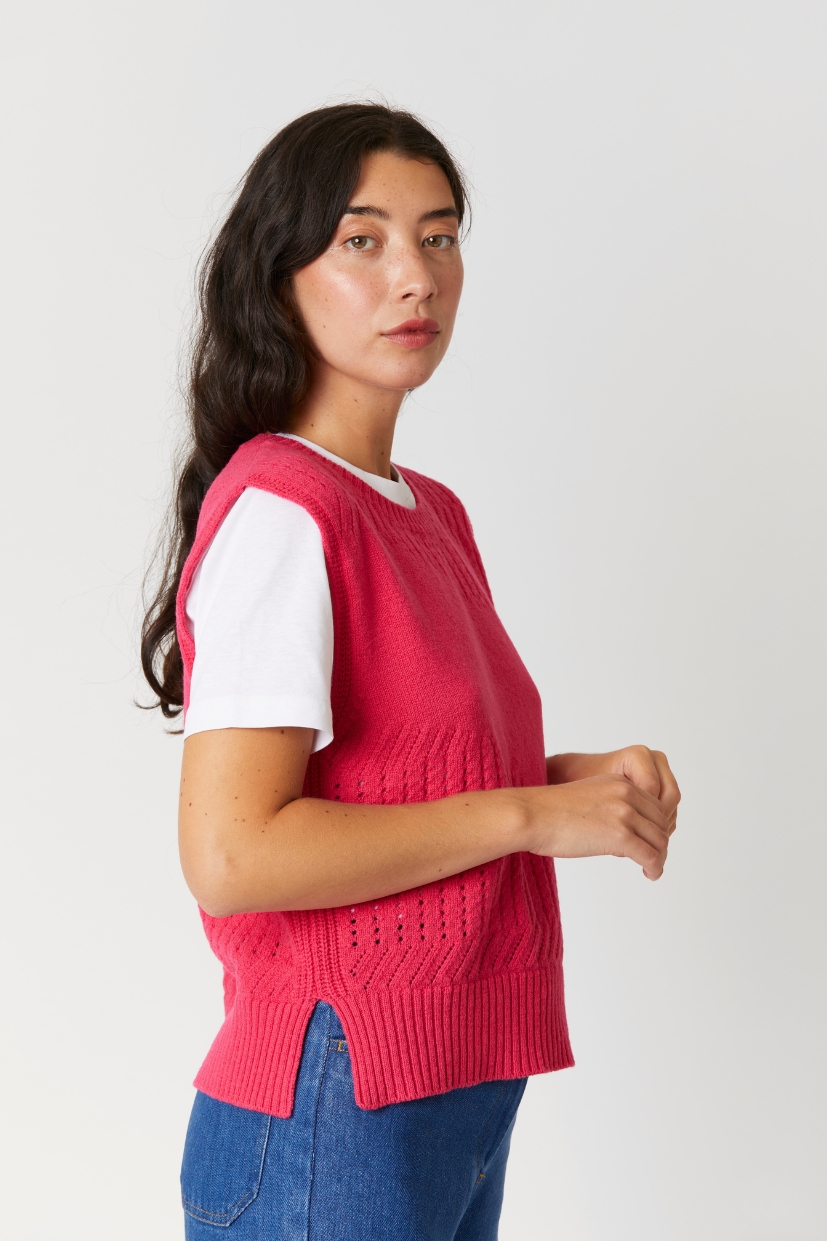 Pull rose en laine 100% mérinos d'Arles française. Pull sans manche. Mailles ajourée. Framboise