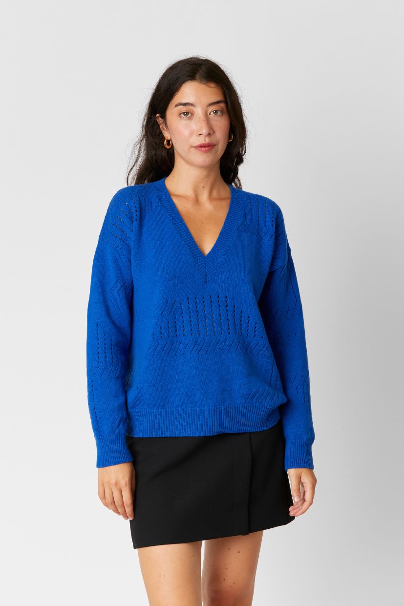 Pull bleu electrique 100% mérinos d'arles. Col V Femme. Mailles ajourée. Coloris Electricité.