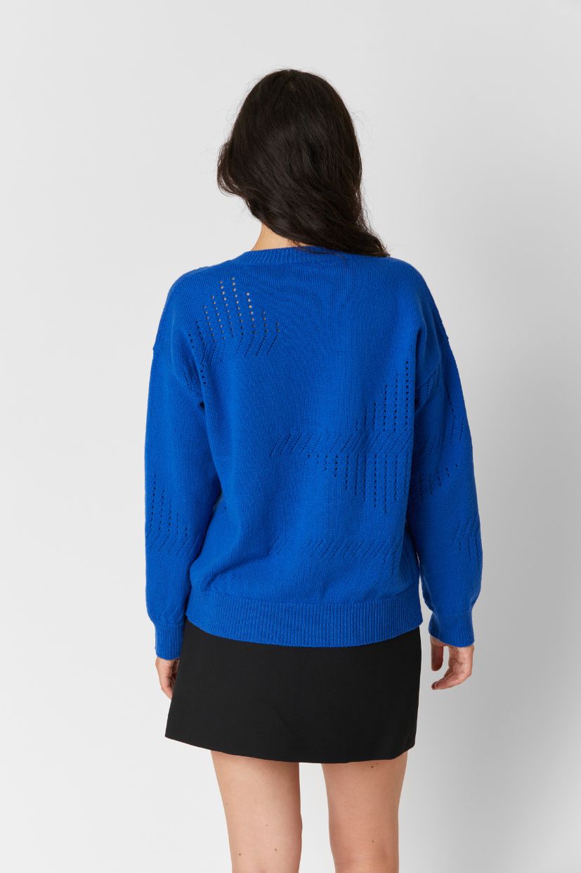 Pull bleu electrique 100% mérinos d'arles. Col V Femme. Mailles ajourée. Coloris Electricité.