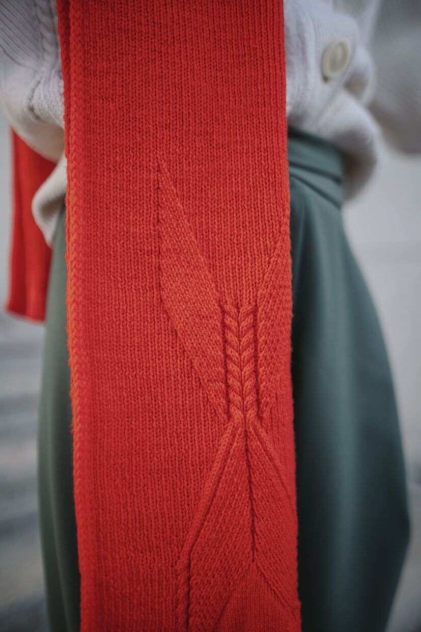 echarpe-femme-laine-merinos-rouge-losanges-torsades-cotes-perlees-pinto-coquelicot