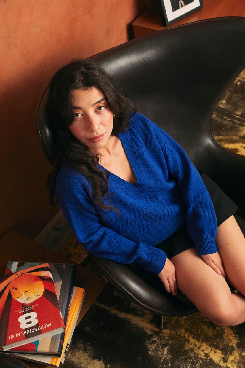 pull-bleu-electrique-100-merinos-d-arles-col-V-femme-mailles-ajouree-coloris-electricite-06.jpg