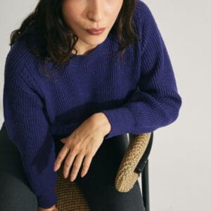 pull-femme-laine-merinos-bleu-marine-manches-longues-col-rond-maille-souple-losanges-torsades-cotes-perlees-hiver-auran