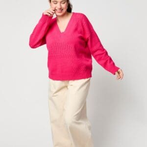 Col V femme rose framboise 100% laine mérinos d'Arles. Maille ajourée.