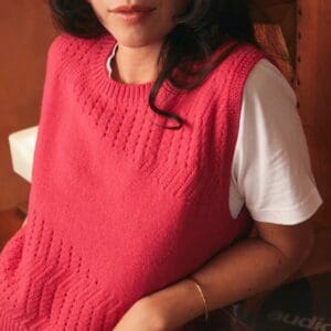 Pull rose en laine 100% mérinos d'Arles française. Pull sans manche. Mailles ajourée. Framboise