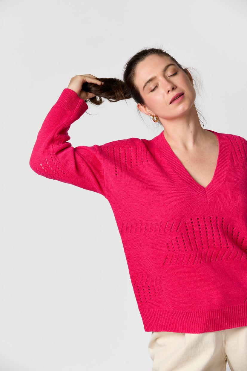 Col V femme rose framboise 100% laine mérinos d'Arles. Maille ajourée.