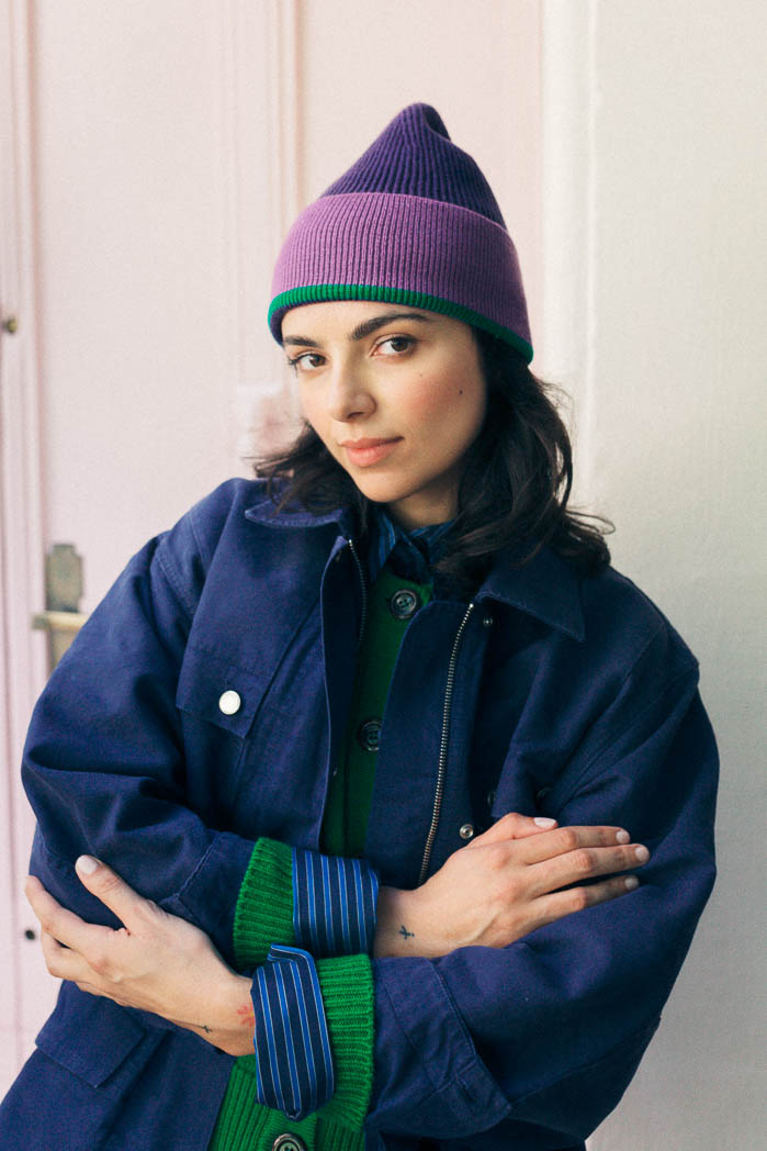 bonnet-joe-multicolore-bleu-marine-portee-buste-chandam