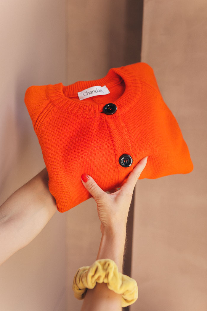 cardigan-sarah-rouge-face-chandam