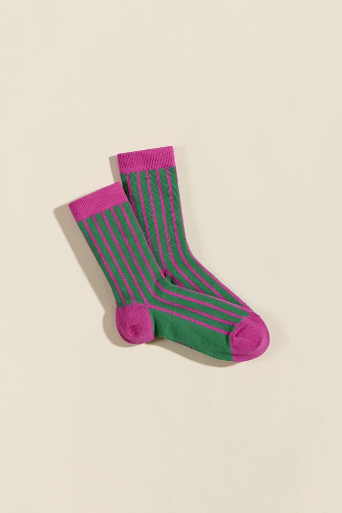 Chaussettes Jackie rayées en laine mérinos made in France rose Pitaya, packshot sur fond beige
