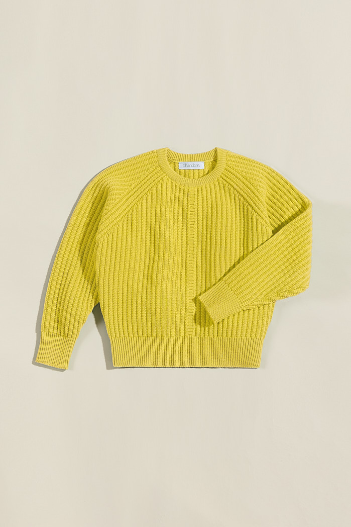 Pull chunky Vicky en laine française jaune Limoncello, packshot à plat sur fond beige