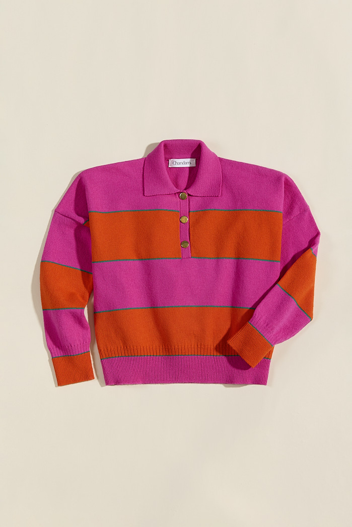Pull polo David en laine française rose Pitaya, packshot à plat sur fond beige