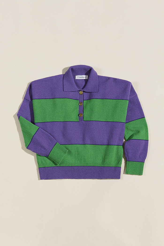 Pull polo David en laine française violet Violette, packshot à plat sur fond beige