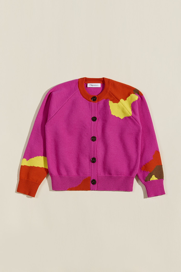 Veste intarsia Christie en laine française rose Pitaya, packshot à plat sur fond beige
