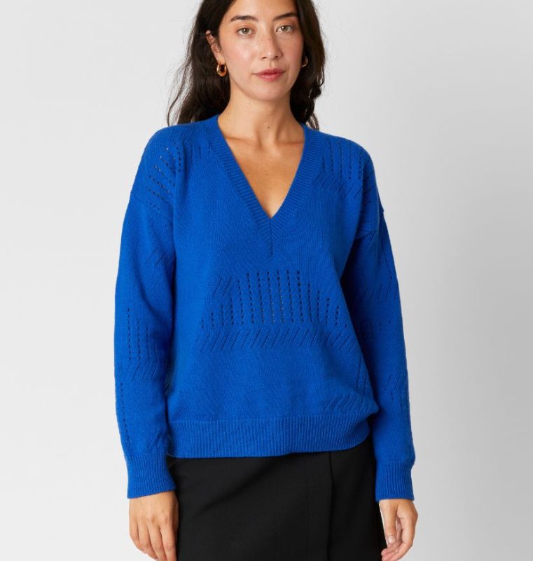 Pull bleu electrique 100% mérinos d'arles. Col V Femme. Mailles ajourée. Coloris Electricité.